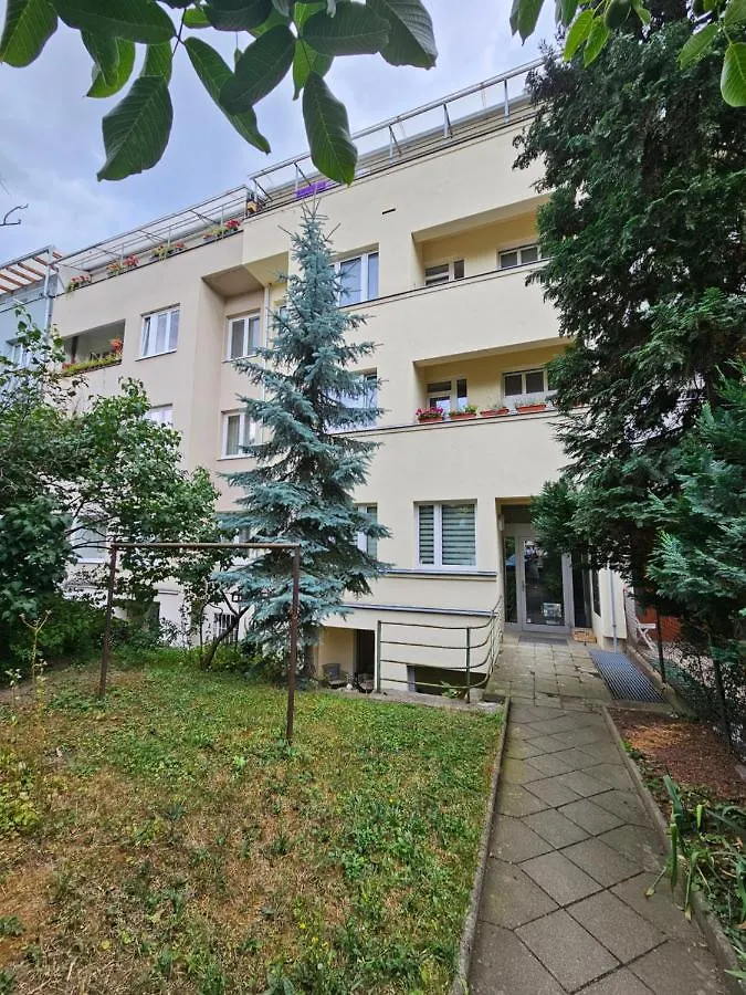 Studio 102 Brno 0*,