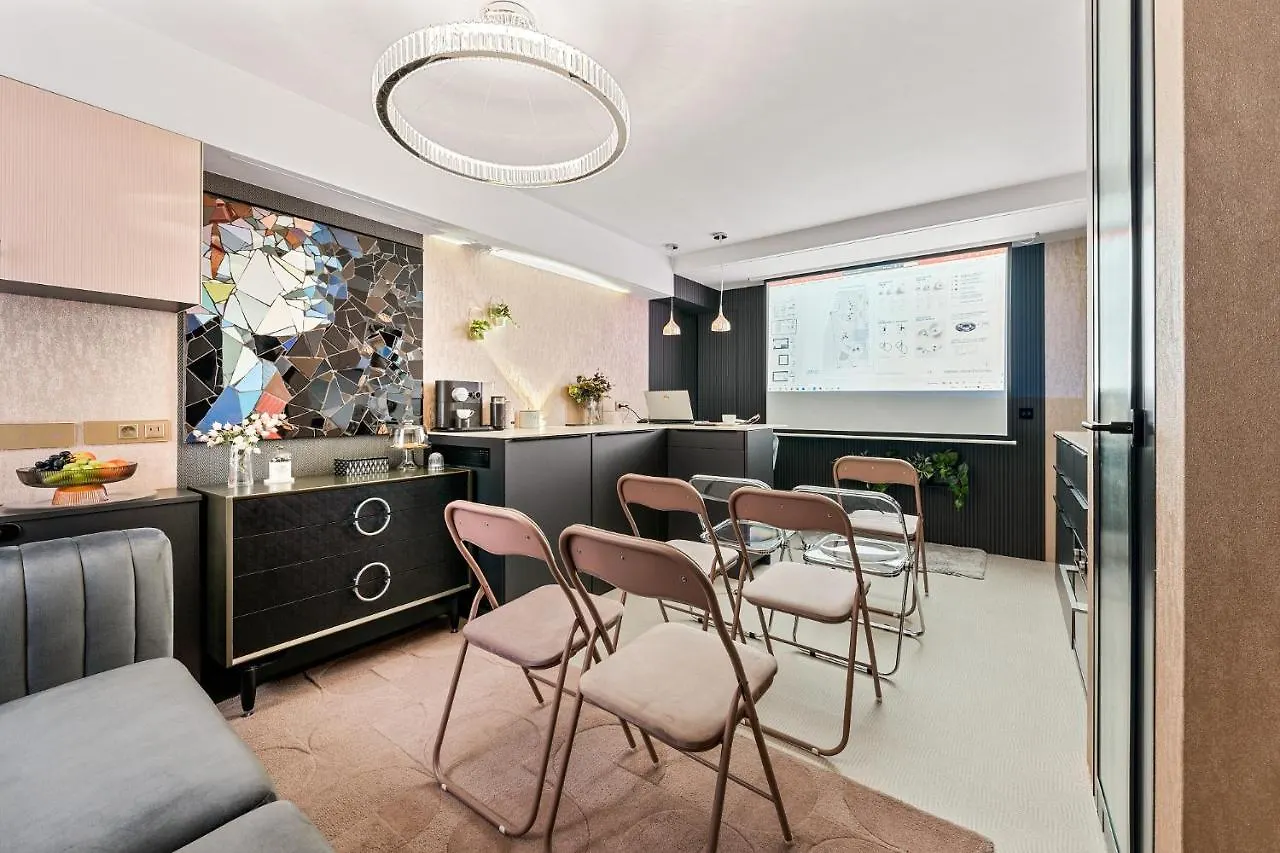 Studio 102 Brno 0*,